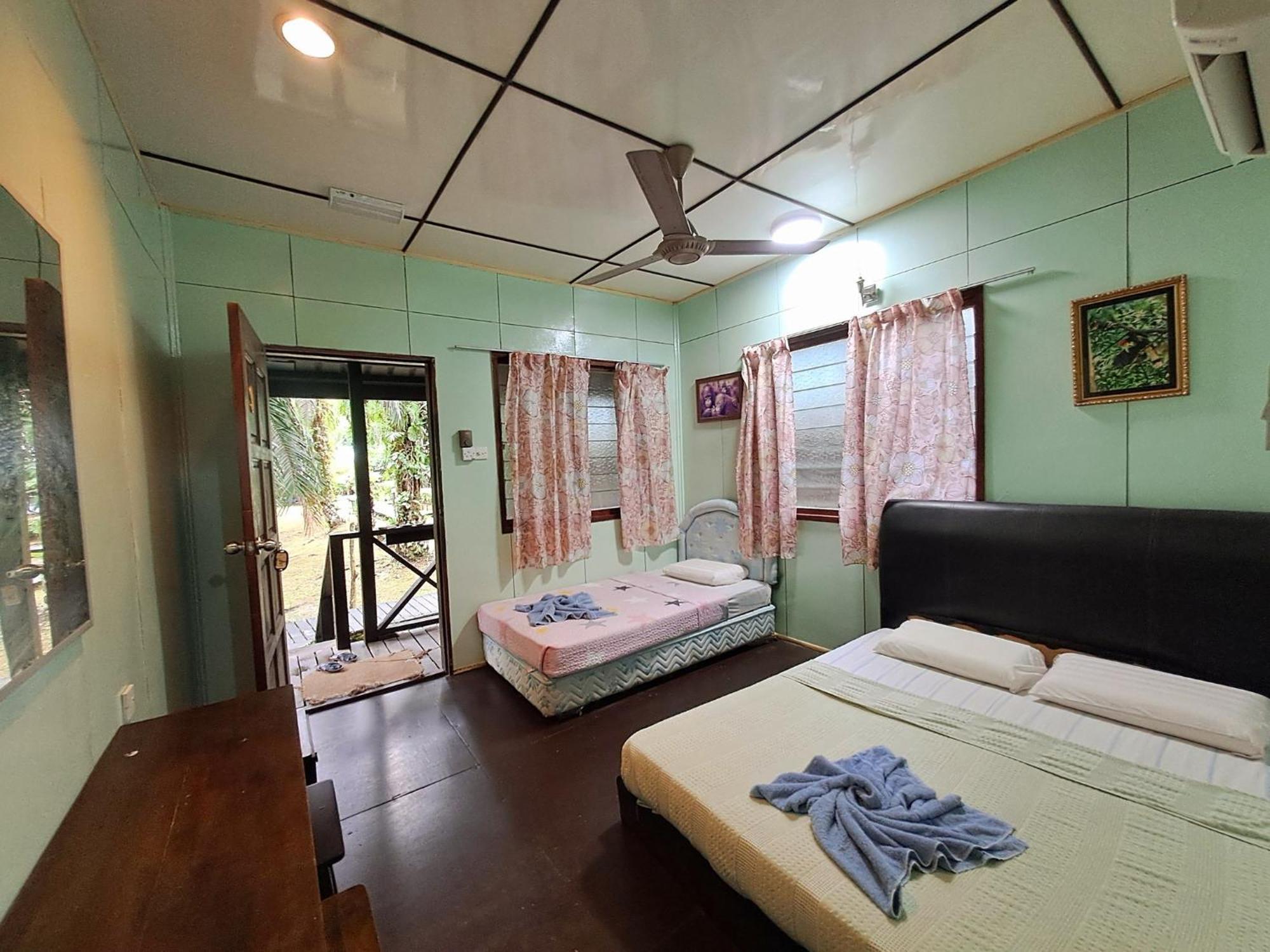 Sukau Backpackers B&B Bagian luar foto